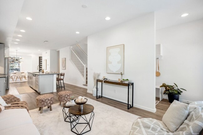 Building Photo - Spacious 5-Bedroom Duplex in Denver Near Sloan’s Lake