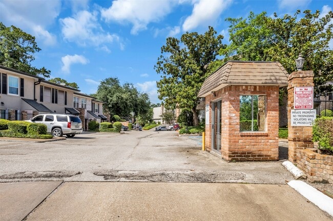 Building Photo - 1800 Stoney Brook Dr