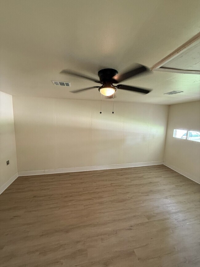 Building Photo - 407 Midway Dr