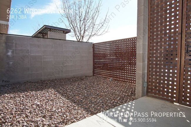 Building Photo - 2 Bedroom Townhome Ready for Immediate Mov...