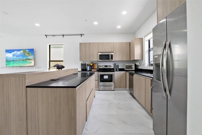 Building Photo - 6146 SW 36th Ct