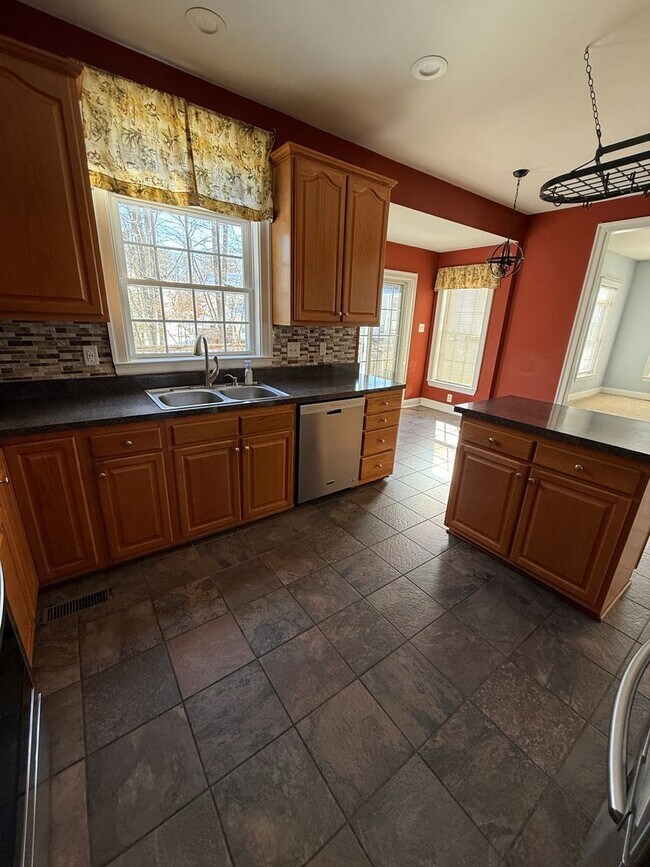 Building Photo - Large 4 Bedroom Home in Glen Allen