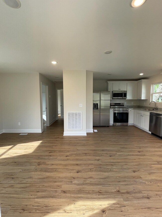 Building Photo - 1703 S Lyerly St