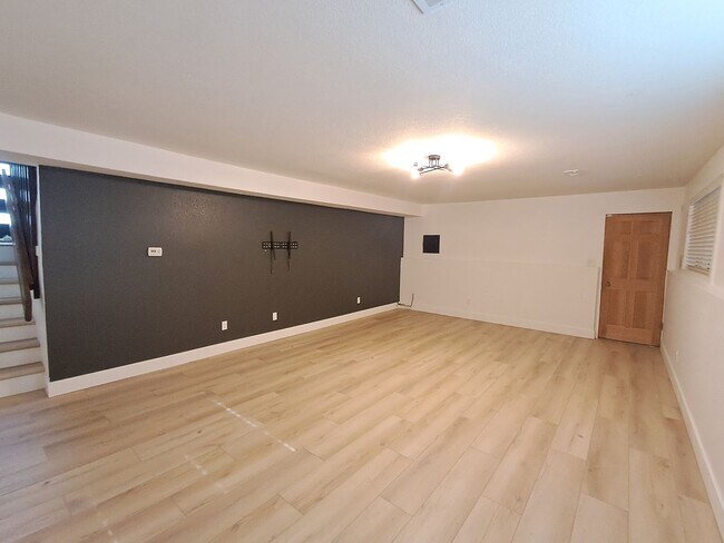 Building Photo - $3,200 -5 Bed / 3 Bath- Home with Fully Fe...