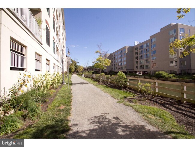 Building Photo - 2 Leverington Ave
