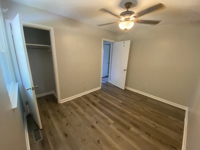 Building Photo - 923 Oak Vale Dr