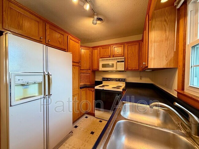 Building Photo - 74 Oakdale Dr