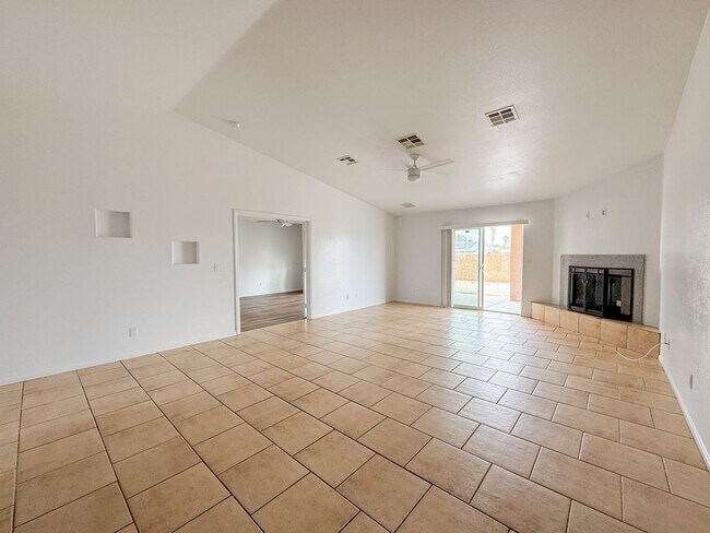 Building Photo - 29 Palms Home with Garage