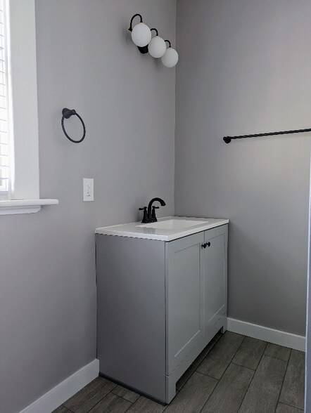 Building Photo - 382 Wyandotte Ave