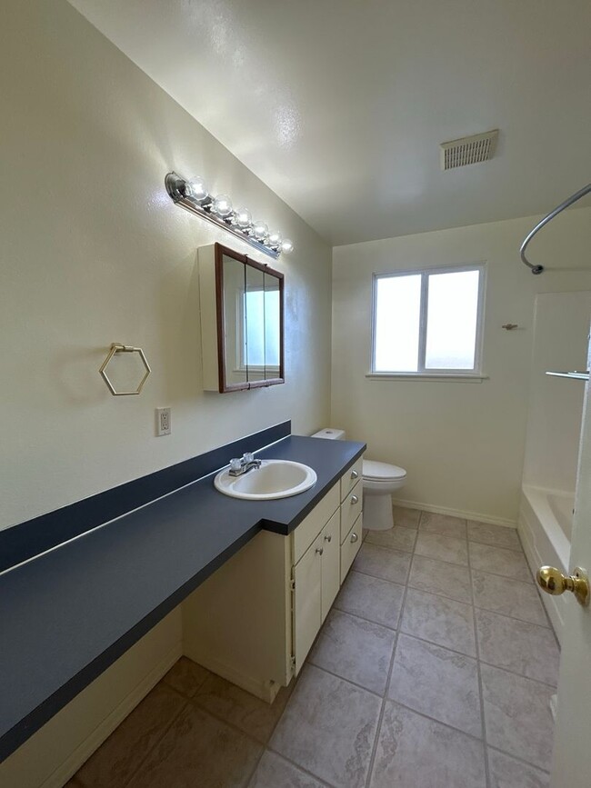 Building Photo - Newly Remodeled 3 Bedroom / 1 Bathroom hom...