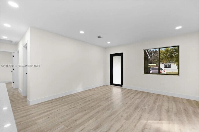 Building Photo - 331 W 40th Pl