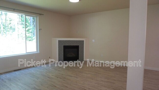Building Photo - 3040 NE Yale Way