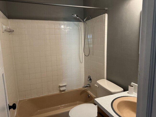 Building Photo - Freshly Painted 3 Bedroom Ranch