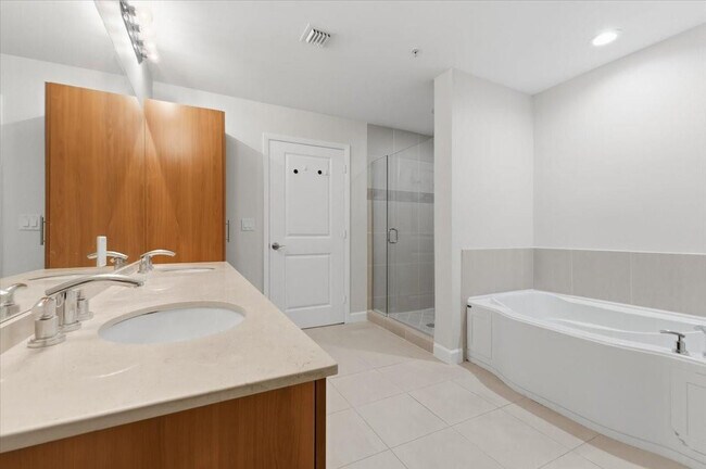 Building Photo - 1945 S Ocean Dr