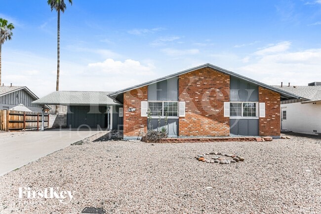Building Photo - 614 E Greenway Dr