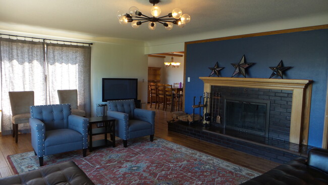 Building Photo - Furnished 4BR Home for Rent in Hood River