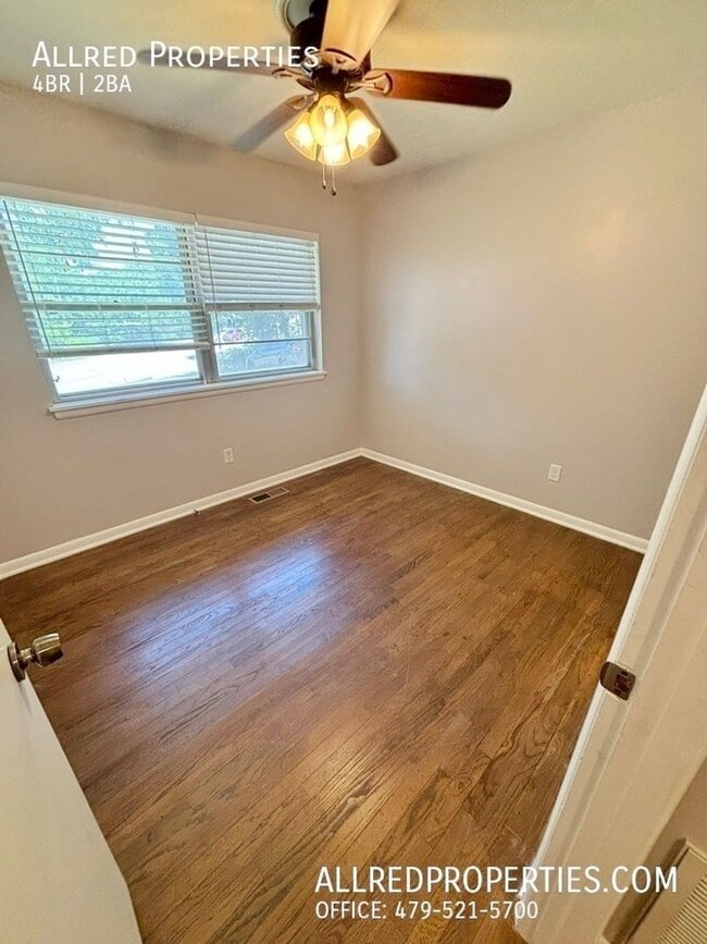 Building Photo - Move in special $500.00 off 1st month's re...