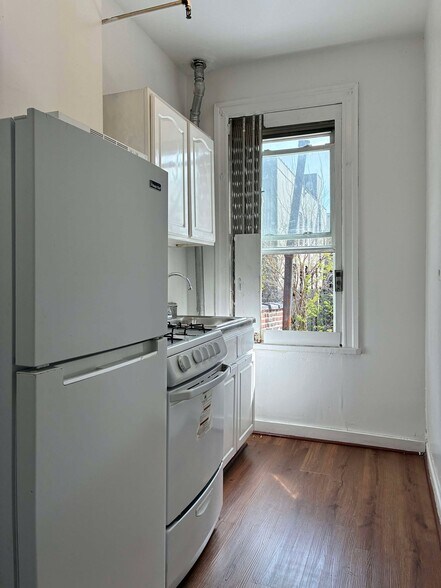 Building Photo - 556 W 161st St