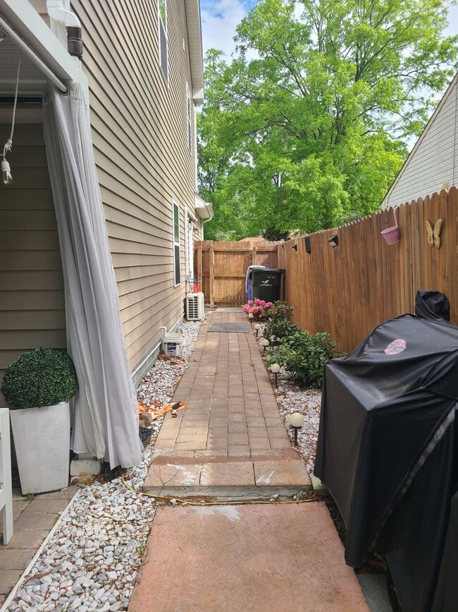 Building Photo - Beautiful 4 Bedroom, 2.5 Bath Home