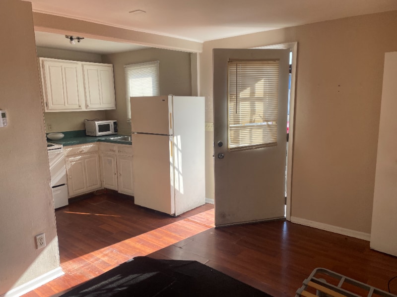 Building Photo - 204 Main St