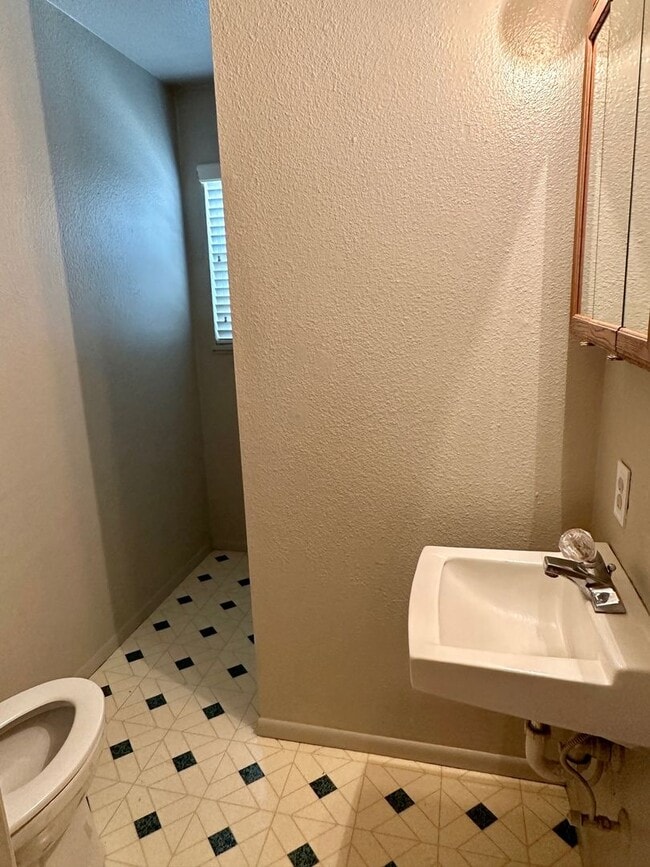 Building Photo - Beautiful Country Home! With Bonus Office/Den Room