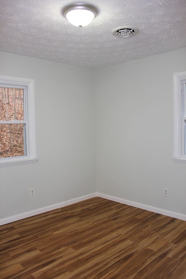 Building Photo - Newly Renovated Apartment for Rent