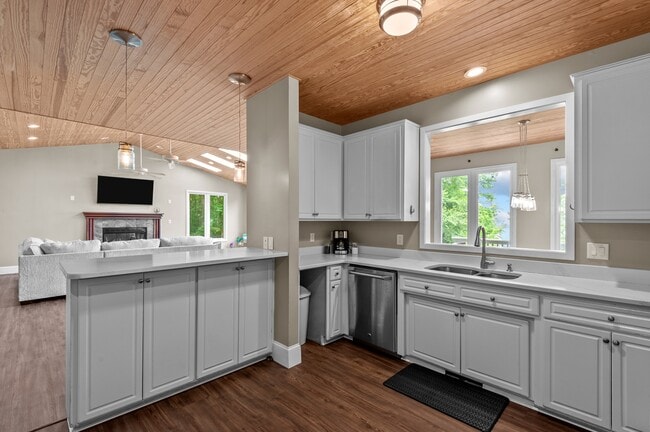 Building Photo - 104 Balboa Ct