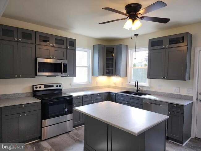 Building Photo - 522 S Broadway