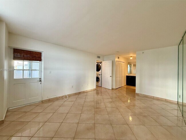 Building Photo - 555 NE 30th St