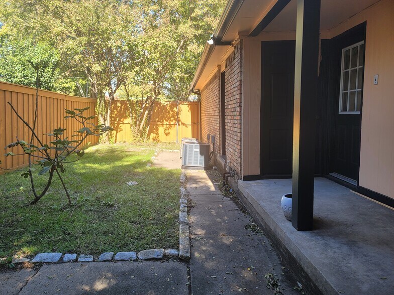 Building Photo - 7945 Habersham Ln