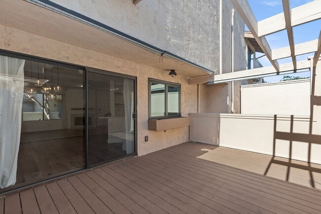 Building Photo - Light-Filled 2BR/2.5BA Townhouse with Private Patio & 2-Car Garage Near UCSD & UTC