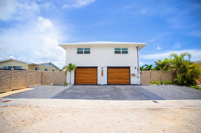 Building Photo - 1623 Venetian Dr