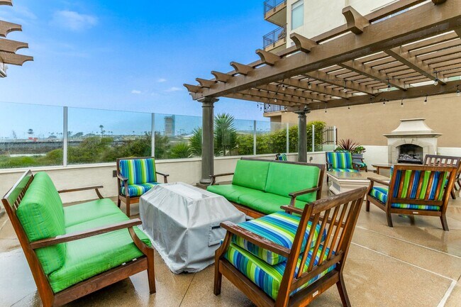 Building Photo - Beautiful & spacious 2 bedroom end unit condo in coastal Oceanside