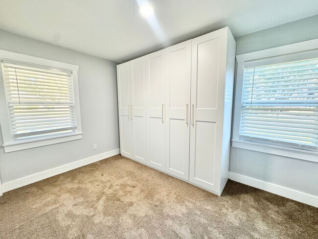 Building Photo - Beautiful white brick ranch styled home off White Bluff in Savannah, Ga!