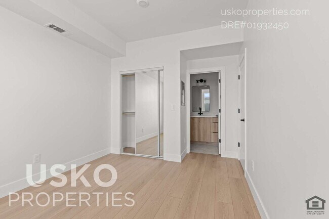 Building Photo - Charming 1-Bed Studio in Convenient  Sacramento Location - Modern Living!