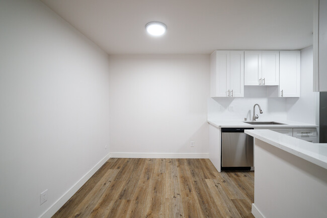 Building Photo - Shiny and NEW! Newly Reno'd 940 Sqft 2 Bed...