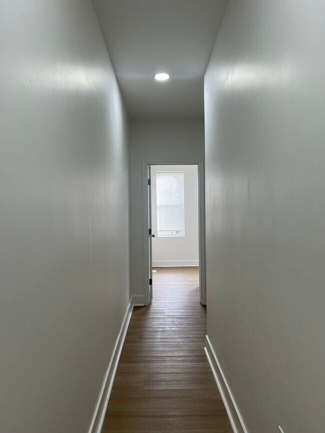 Building Photo - 3 bedrooms 2 bathrooms, 21218