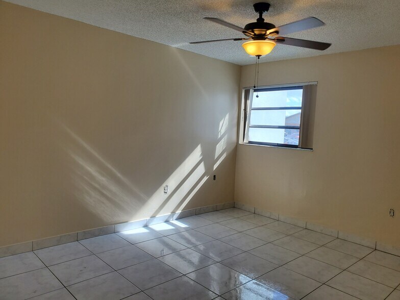 Building Photo - 1451 W 43rd Pl