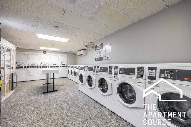 Building Photo - 1140 N La Salle Dr