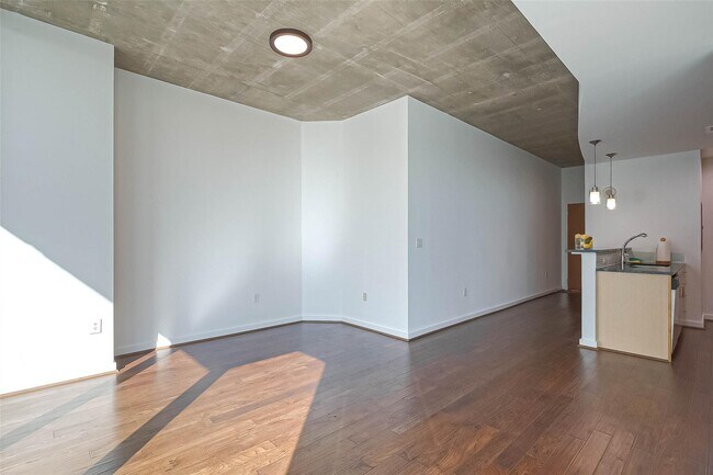 Building Photo - 5925 Almeda Rd