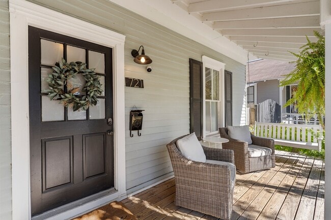 Building Photo - 721 W 12th St