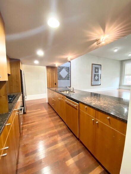 Building Photo - 520 1/2 E Grand Ave