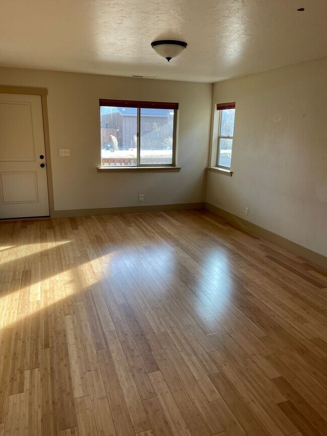 Building Photo - Custom 3-Bedroom with Fenced Yard in heart of Sisters!