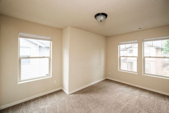 Building Photo - 14170 NE Flanders Ct