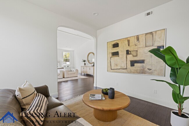 Building Photo - 5011 Hayvenhurst Ave