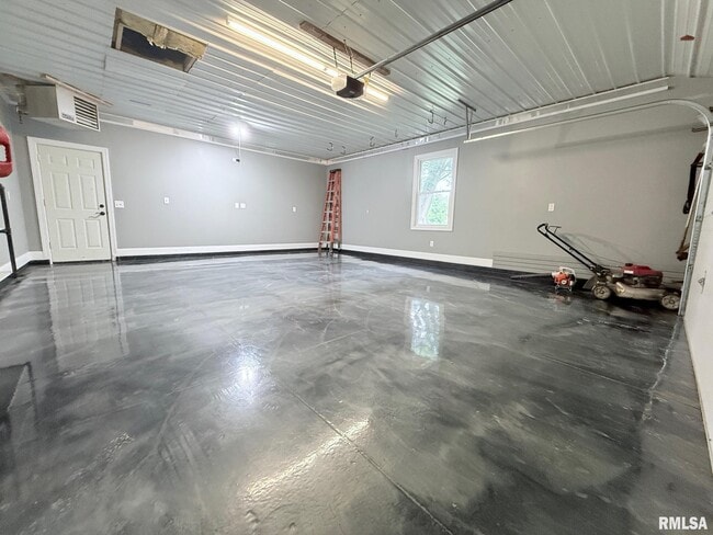 Building Photo - 5570 Clemons Rd