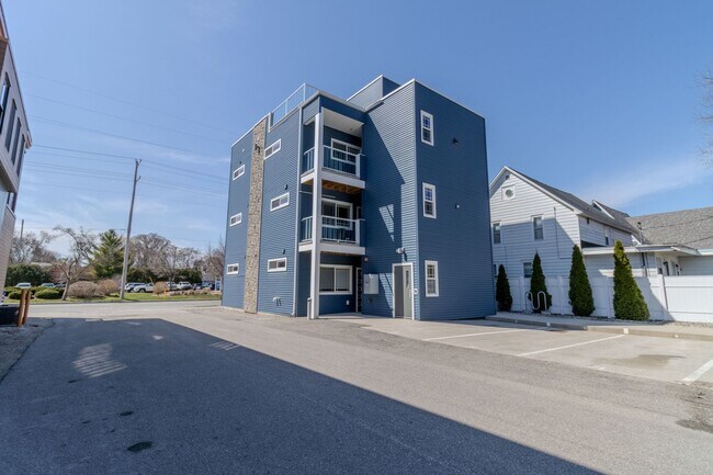 Building Photo - 917 Third St