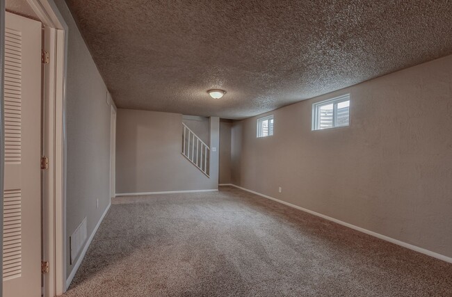 Building Photo - Centrally located 4 bedroom home!