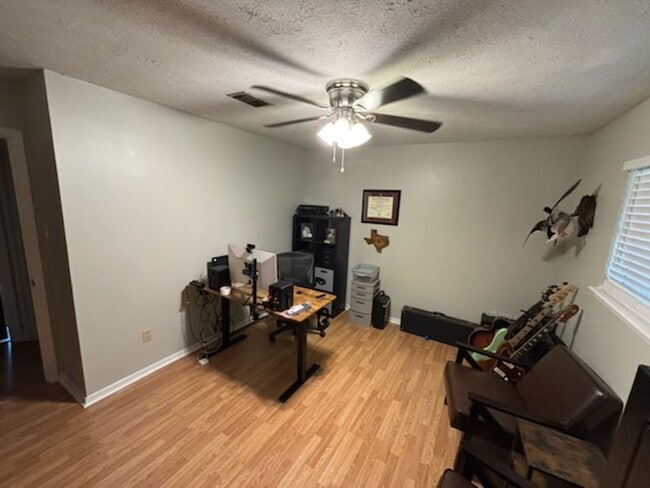 Building Photo - Beautiful 3 Bed 2 Bath Brick Home!