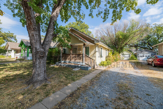 Building Photo - 1514 S Waco Ave